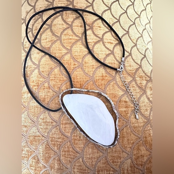 Necklace Large white stone on leather cord necklace Faux Calcite 14’ 5354 R - Picture 9 of 9